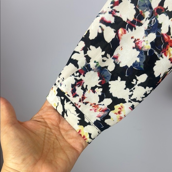 Rose & Olive Black & Cream Floral Buttoned Blouse with Notched Collar Size Large - Picture 5 of 11